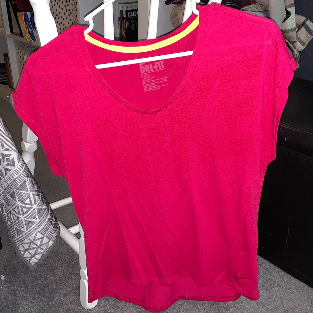 Women’s pink Nike t-shirt